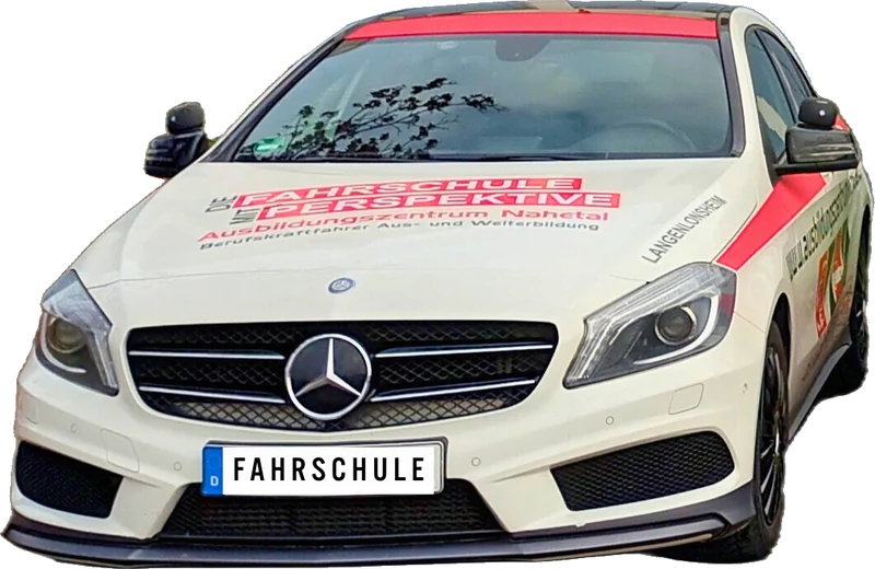 Mercedes A-Klasse mit Schaltgetriebe in der Beschriftung des Ausbildungszentrums Nahetal