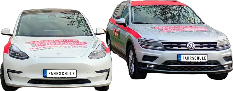 Tesla Model 3 und VW Tiguan, beide mit Automatik, in der Beschriftung des Ausbildungszentrums Nahetal